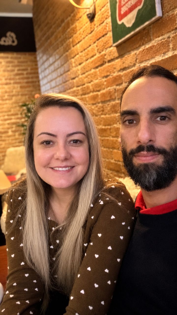 Foto real do casal em um restaurante